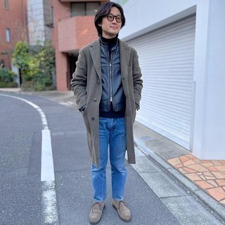 С чем носить черно-белый кожаный бомбер мужчине