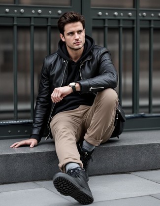 С чем носить черно-белый кожаный бомбер мужчине