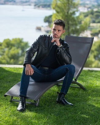 С чем носить черно-белый кожаный бомбер мужчине