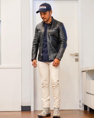 С чем носить черно-белый кожаный бомбер мужчине