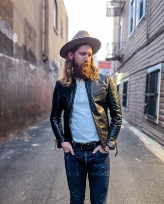 С чем носить черно-белый кожаный бомбер мужчине