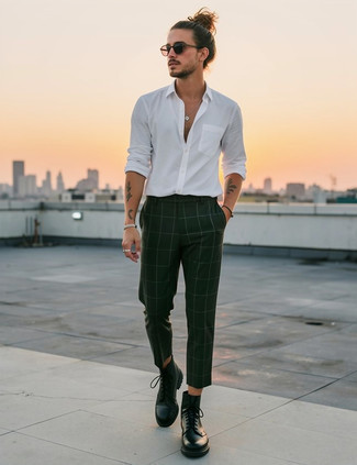 С чем носить черно-белые кожаные повседневные ботинки мужчине