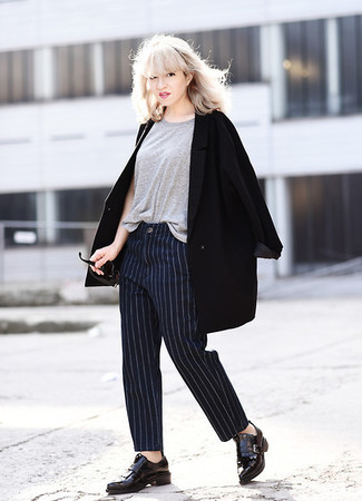 С чем носить черно-белые кожаные лоферы женщине