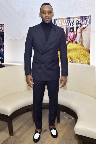 С чем носить черно-белые кожаные лоферы мужчине