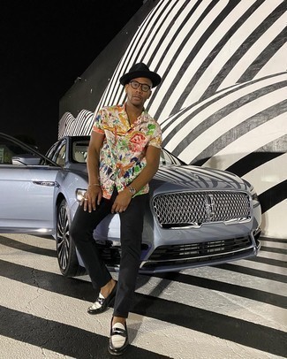 С чем носить черно-белые кожаные лоферы мужчине