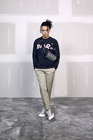 С чем носить черно-белую кожаную сумку почтальона