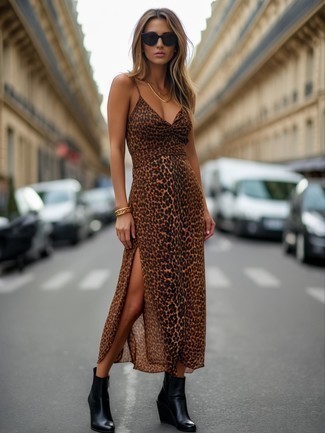 С чем носить черно-белые кожаные ботильоны на танкетке