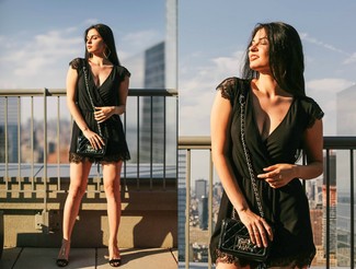 С чем носить черно-белые кожаные босоножек на танкетке