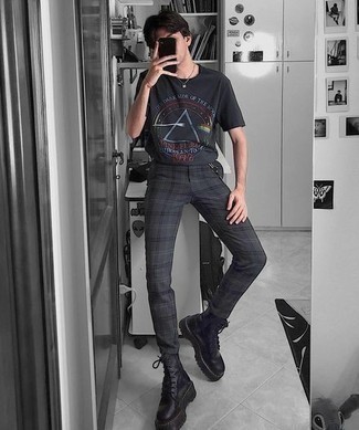 С чем носить черно-белые кожаные рабочие ботинки мужчине