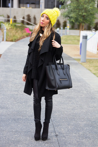 Какие свободные свитера носить с черно-белыми леггинсами