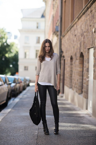 Какие свободные свитера носить с черно-белыми леггинсами