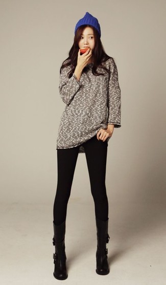 Какие свободные свитера носить с черно-белыми леггинсами