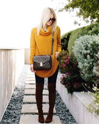 Какие свободные свитера носить с черно-белыми леггинсами