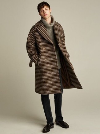 Какие длинные пальто носить с черно-белыми лоферами