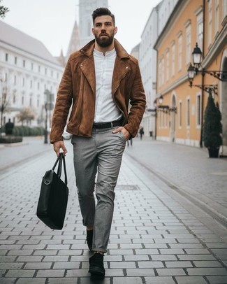 Какие косухи носить с черно-белыми низкими кедами мужчине