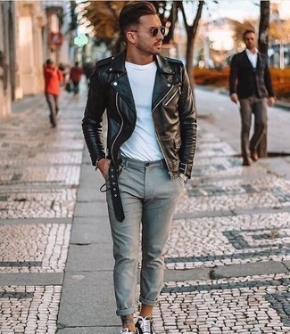 Какие косухи носить с черно-белыми низкими кедами мужчине