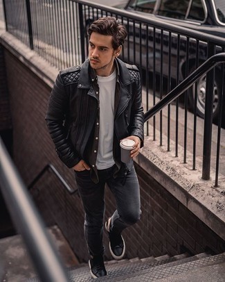 Какие косухи носить с черно-белыми низкими кедами мужчине