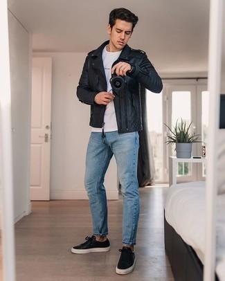 Какие косухи носить с черно-белыми низкими кедами мужчине