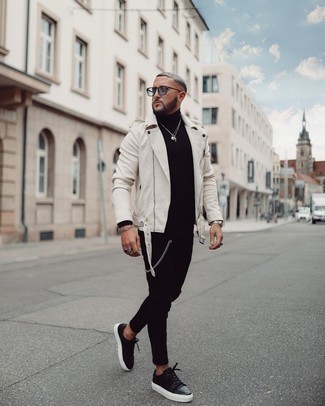 Какие косухи носить с черно-белыми низкими кедами мужчине