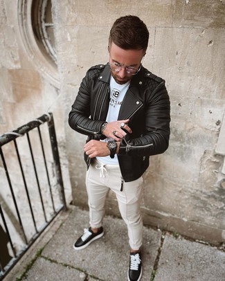 Какие косухи носить с черно-белыми низкими кедами мужчине