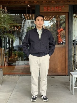 Какие бомберы носить с черно-белыми низкими кедами мужчине