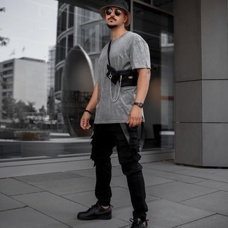 Какие брюки карго носить с черно-белыми низкими кедами