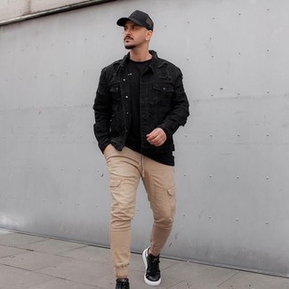 Какие брюки карго носить с черно-белыми низкими кедами