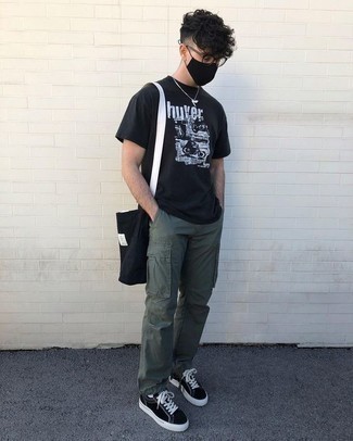 Какие брюки карго носить с черно-белыми низкими кедами