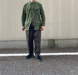 Какие полевые куртки носить с черно-белыми низкими кедами