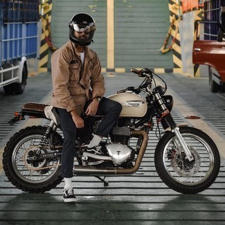 Какие полевые куртки носить с черно-белыми низкими кедами