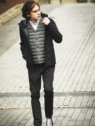 С чем носить черно-белые низкие кеды мужчине