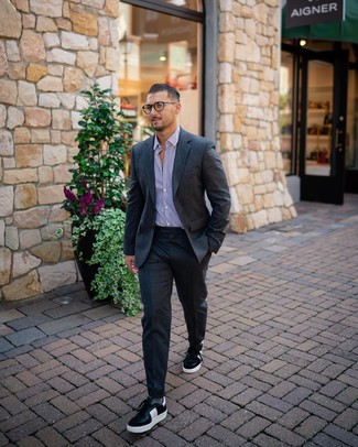 Какие костюмы носить с черно-белыми низкими кедами