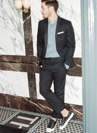 Какие костюмы носить с черно-белыми низкими кедами