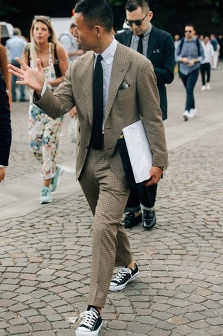 Какие костюмы носить с черно-белыми низкими кедами