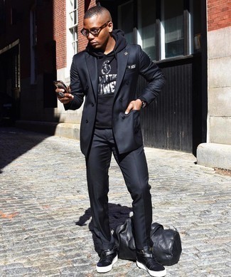 Какие костюмы носить с черно-белыми низкими кедами