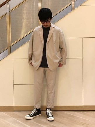 Какие костюмы носить с черно-белыми низкими кедами