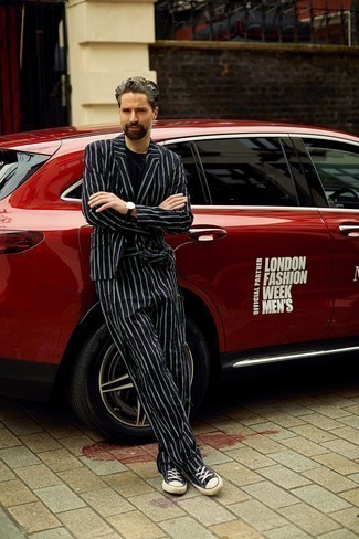 Какие костюмы носить с черно-белыми низкими кедами