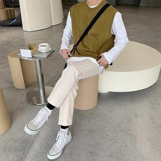 С чем носить черно-белую сумку почтальона