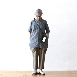 С чем носить черно-белую сумку почтальона