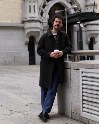 Какие футболки-поло носить с черно-белым длинным пальто