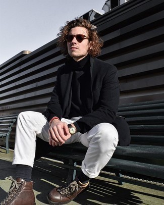 Какие рабочие ботинки носить с черно-белым длинным пальто