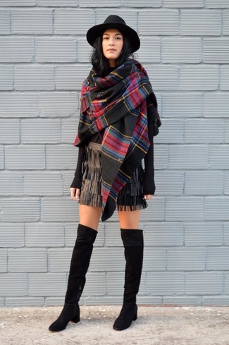 С чем носить черно-белый палантин в шотландскую клетку