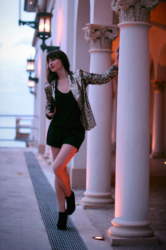 С чем носить черно-белый комбинезон