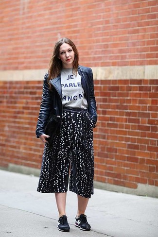 С чем носить черно-белые брюки в горошек женщине