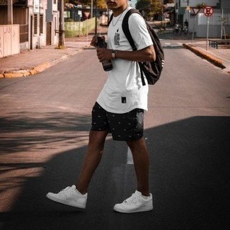 С чем носить черно-белые шорты в горошек мужчине