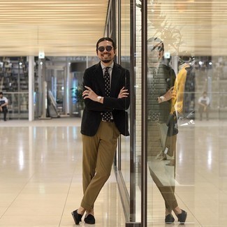 С чем носить черно-белый галстук в горошек мужчине