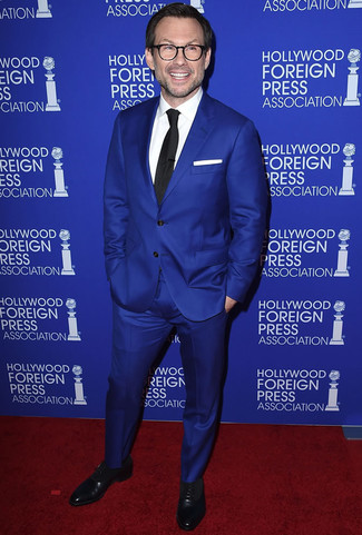 С чем носить черно-белый галстук в горошек мужчине