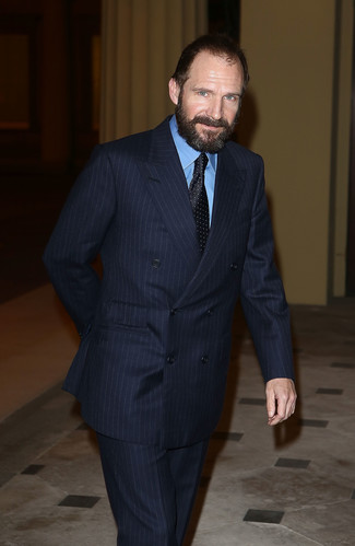 С чем носить черно-белый галстук в горошек мужчине