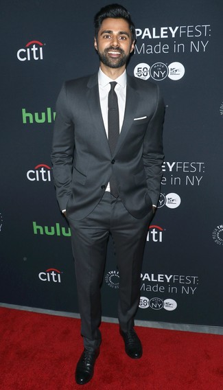 С чем носить черно-белый галстук в горошек мужчине