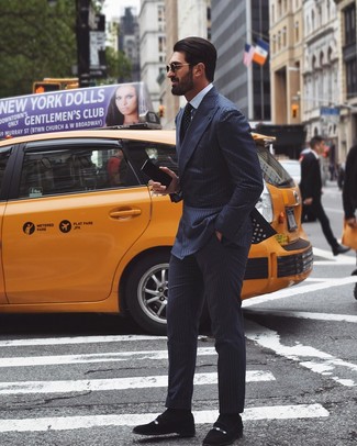 С чем носить черно-белый галстук в горошек мужчине